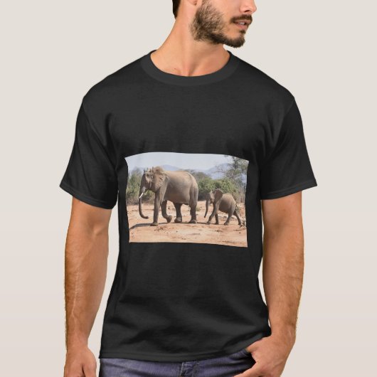 Olifant Moeder Met Jong, Zambia. T-shirt (Voorkant)