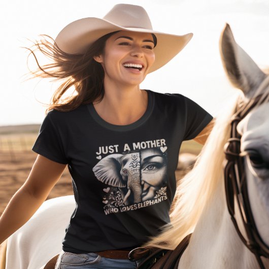 Olifant omhelzen in artistieke fusie t-shirt