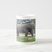 Olifant op bospad porselein kop (Voorkant)