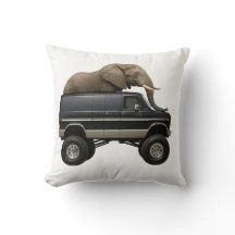 Olifant rijdt 4x4-busje