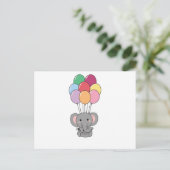 Olifant vliegt met kleurrijke ballonnen omhoog briefkaart (Staand voorkant)