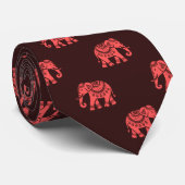 Olifanten in het rood gekleed (in het donker) stropdas (Opgerold)