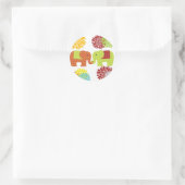  olifanten in Love Holding Trunks Flowers Ronde Sticker (Tas)