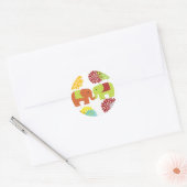  olifanten in Love Holding Trunks Flowers Ronde Sticker (Envelop)