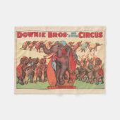 Olifanten optreden met vrouwen en trainers. fleece deken (Voorkant (Horizontaal))