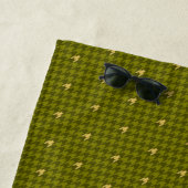 Olijf met gouden accent Houndstooth Beach handdoek (In situ)