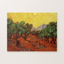 Olijfbomen met gele hemel en zon