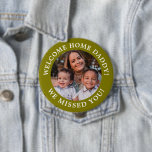 Olijfgroen Eenvoudig bericht Gearcheerde tekst en  Ronde Button 4,0 Cm<br><div class="desc">Personaliseer deze olijfgroene rand rond de knop magneet met uw eigen bericht of namen en deel een favoriete foto met de wereld,  waar u ook gaat. Deze knop is geweldig voor rally's,  evenementen,  implementatieretouren,  sociale evenementen,  afstuderen en nog veel meer!</div>