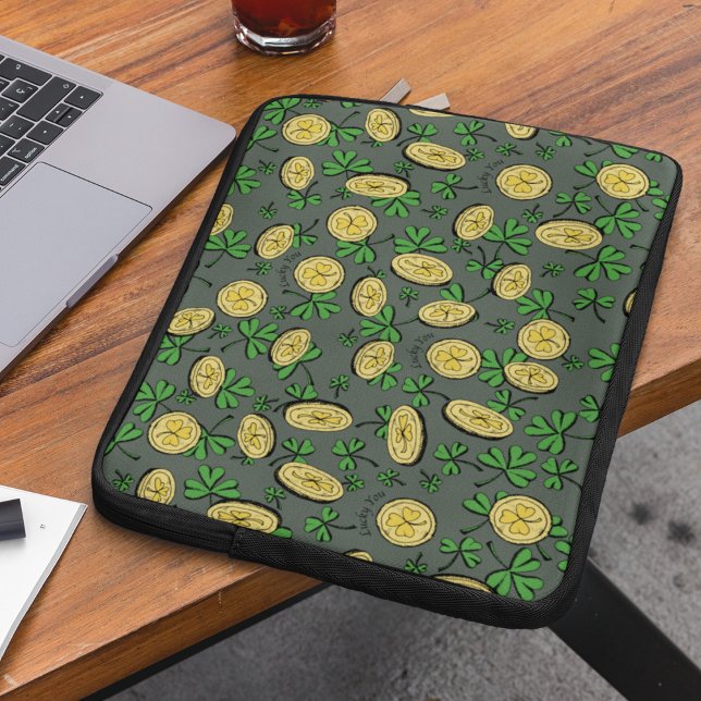 Olijfgroen en goud St Patrick's Lucky You Shamrock Laptop Sleeve (Fun Hand-Drawn Illustrations of Green Clovers and Irish Gold Shamrock Coins. Olive Green Background.)