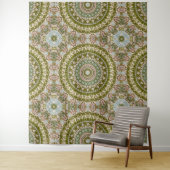 Olijfgroen en pastel mandala patroon wandkleed (In situ)