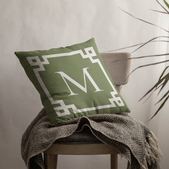 Olijfgroen en wit gecongrammeerd Grieks sleutelgre Kussen (Create your own monogrammed Greek Key border square throw pillow.)