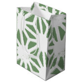 Olijfgroen en wit geometrisch patroon medium cadeauzakje (Achterkant Gekanteld)