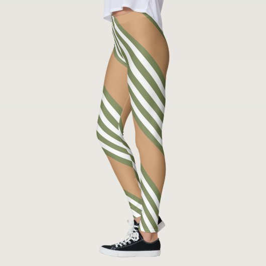 Olijfgroen en wit, vijf strippen, geelbruin leggings (Links)