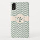 Olijfgroen monogram met Chevron patroon Case-Mate iPhone Case (Achterkant)