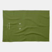 Olijfgroen | Zwarte monogram en datum Theedoek (Horizontaal)