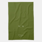 Olijfgroen | Zwarte monogram en datum Theedoek (Verticaal)