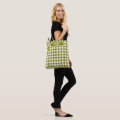 Olijfgroene geruite gingham gepersonaliseerd tote bag (Op model)