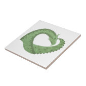 Olijfgroene hartdraak op wit tegeltje (Zijkant)