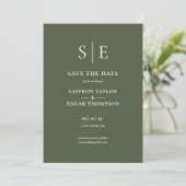 Olijfgroene Monogram Foto Bruiloft Save The Date (Staand voorkant)