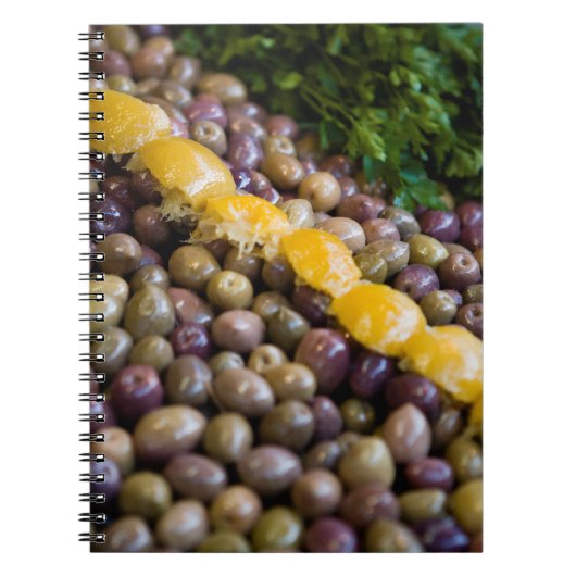 Olijven tentoongesteld op de markt notitieboek (Voorkant)