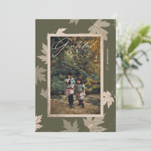 Olive Green Grateful Herfst Leaf Thanksgiving Foto Feestdagenkaart (Staand voorkant)