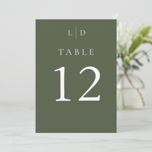 Olive Green Monogram Trouwtafel Nummers Kaart (Staand voorkant)