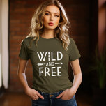 Olive Green Wild en gratis T-shirt<br><div class="desc">Omarm een gedurfde en avontuurlijke geest met onze aangepaste kleding en geschenken met een trendy zwart-wit "Wild and Free" typografie-afbeelding in combinatie met een stijlvol boho-pijlontwerp. Ideaal voor vrijdenkers en liefhebbers van moderne,  minimalistische design,  deze items maken een geweldige statement voor elke gelegenheid.</div>