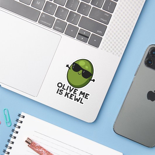 Olive Ik ben Kewl Cool Olive Pun Sticker (Laptop met iPhone)