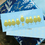 OLIVE US HANUKKAH Platte Kaart<br><div class="desc">Een groep verlichte olijven vormen een Chanoeka en wensen een gelukkige Chanoeka.</div>