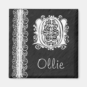 Ollie O Monogram White Lace op Black Magnet