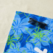 Olowalu Hibiscus Hawaiian Camo Aloha Monogram Blue Strandlaken (In situ)