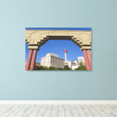 Olympic Plaza en Calgary Tower, Alberta, Canada Canvas Afdruk (Insitu (Houten vloer))