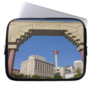 Olympic Plaza en Calgary Tower, Alberta, Canada Laptop Sleeve