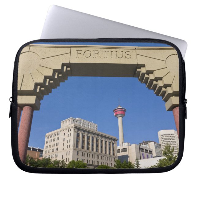 Olympic Plaza en Calgary Tower, Alberta, Canada Laptop Sleeve (Voorkant)
