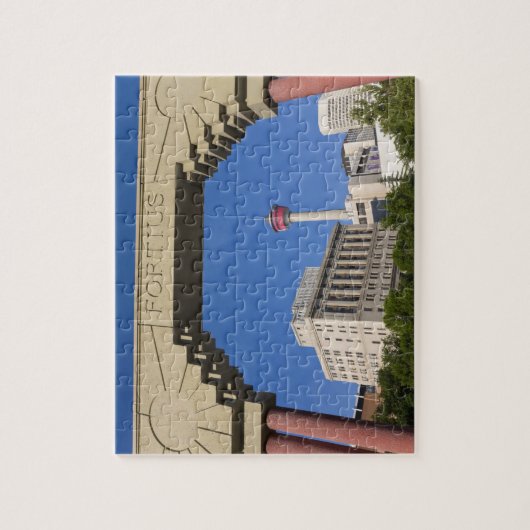Olympic Plaza en Calgary Tower, Alberta, Canada Legpuzzel (Verticaal)