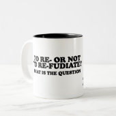 Om al dan niet te herfudiëren tweekleurige koffiemok (Voorkant links)