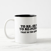 Om al dan niet te herfudiëren tweekleurige koffiemok (Links)