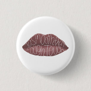 "Om die ruwe aanraking glad te strijken" R+J quote Ronde Button 3,2 Cm