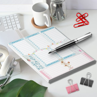 Om een lijst met een blauw-roze blauwe vlinderthem notitieblok