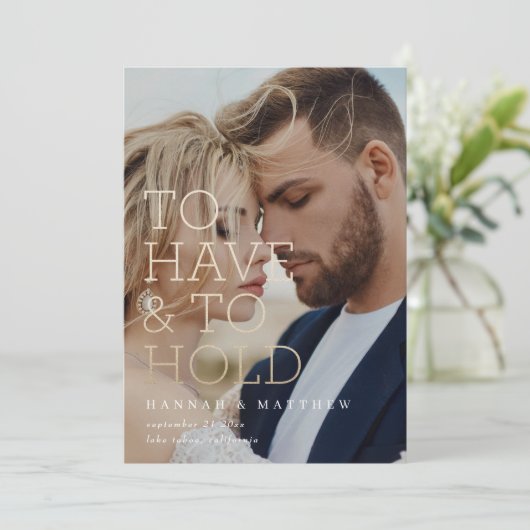 Om een moderne goudtypografische bruiloft te hebbe save the date (Staand voorkant)