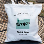 Om het even welk Tas van de Kleur Oregon Kaart Wed<br><div class="desc">Het weekend van het huwelijk heet een cadeautas voor gasten uit de stad voor je bruiloft, met afbeelding van Oregon. U kunt de kleuren voor om het even welk deel van dit ontwerp uitgeven, evenals het hart naar de plaats van uw bruiloft verplaatsen. Om kleuren te veranderen, personaliseert de klik...</div>