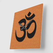 Om in een zee oranje golven vierkante klok (Hoek)