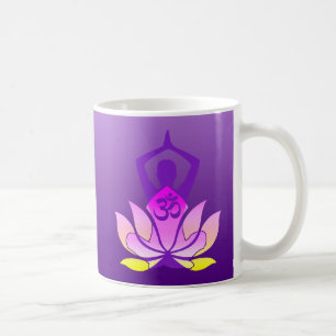 Om Lotus Flower Yoga Pose op Paarse gradiënt Koffiemok