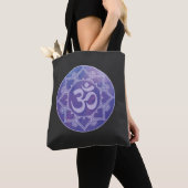 Om Mandala Paars Tote Bag (Dichtbij)