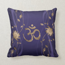 Om Symbol Golden Lotus Flowers op paars
