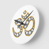 Om Symbol met "Diamond" Stones Ronde Klok (Hoek)