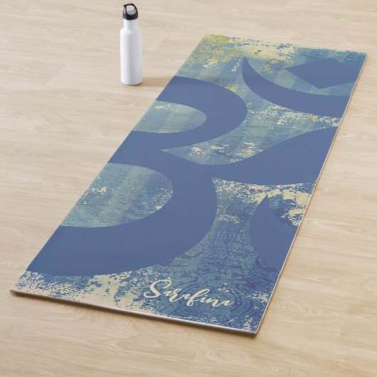 OM Symbool Distressed Blue Denim Gepersonaliseerd Yogamat (In situ)