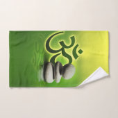 OM-symbool met bevroren stenen op zacht groen Bad Handdoek (Handdoek)