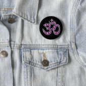 Om Symbool met "Garnet" Stones Ronde Button 5,7 Cm (In situ)