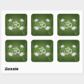 Om Symbool met Lotus bloemen op groen Vierkante Sticker (Vel)